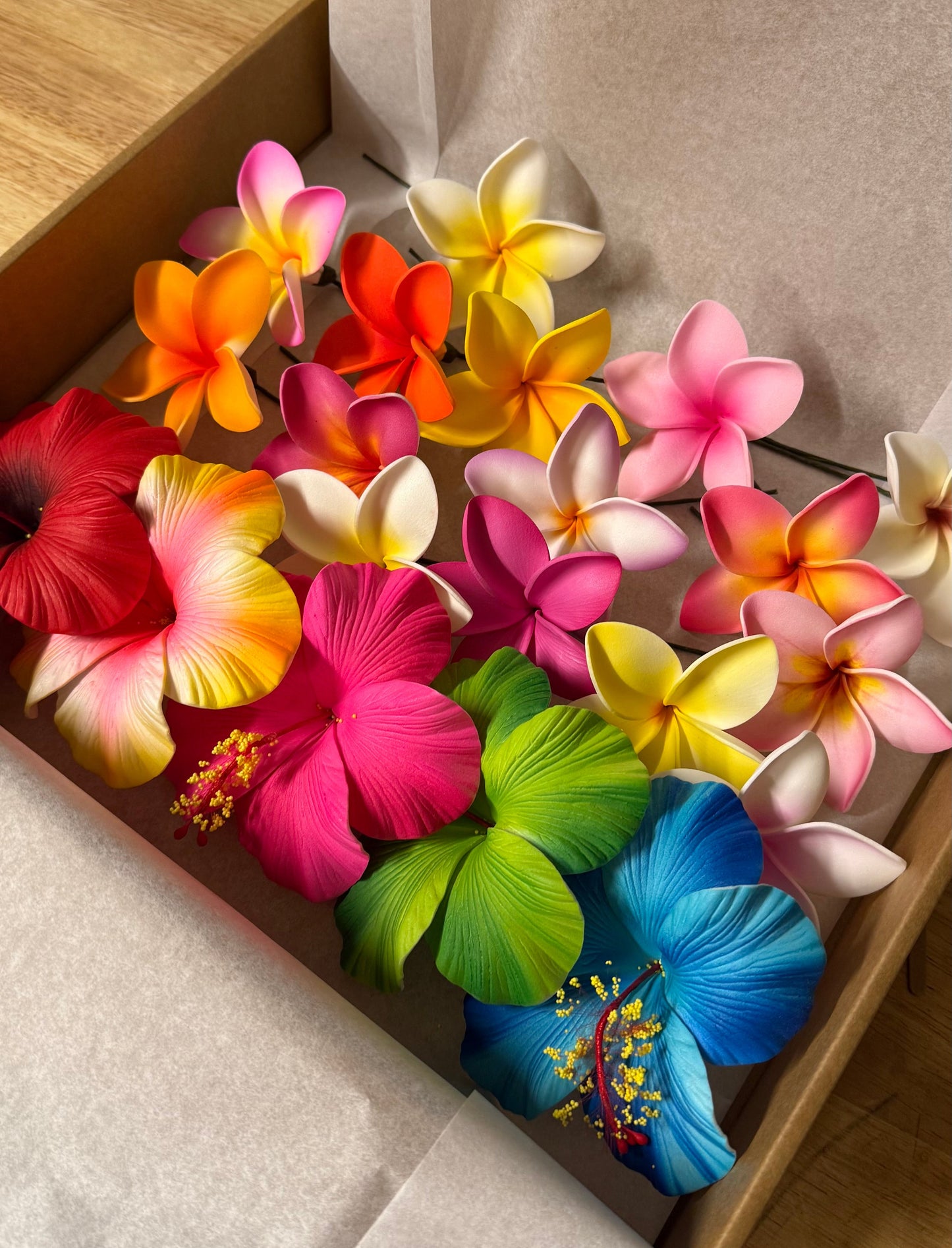Aroha Hibiscus & Frangipani Sei Gift Box – 20 Assorted Flowers